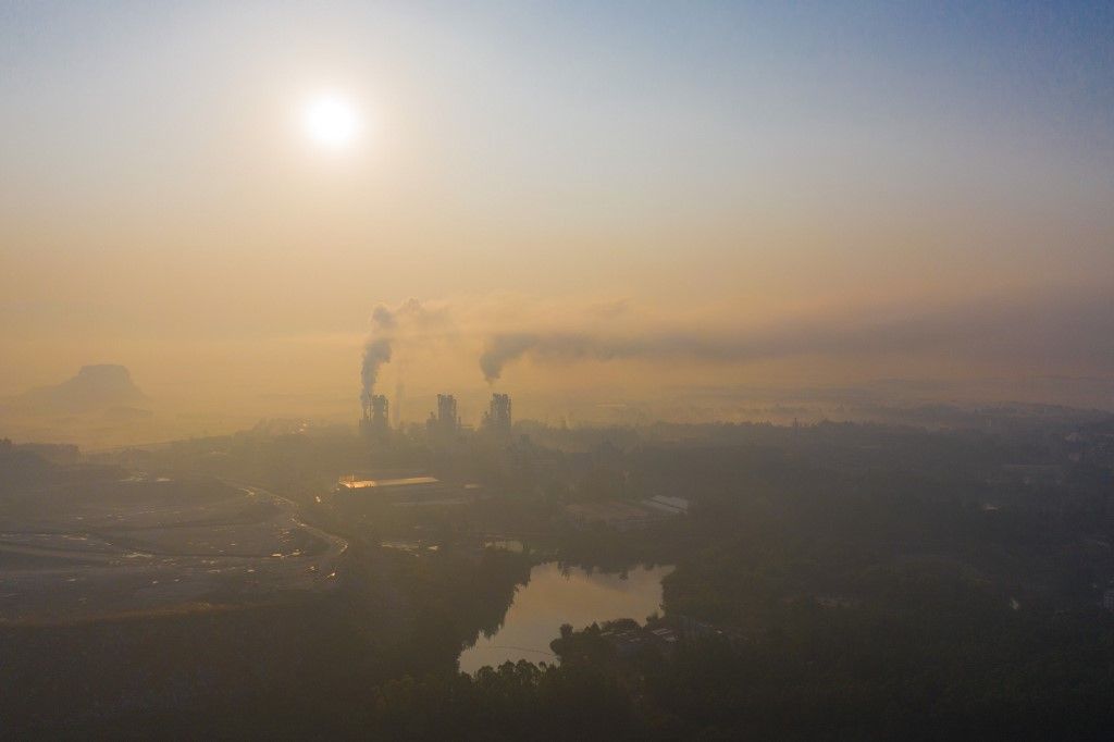 A kínai vállalatok magasabb költségekkel számolhatnak a karbonkibocsátásuk miatt. Smoke is discharged from chimneys at a cement plant in Qingyuan city, south China's Guangdong province, 12 March 2019. (Photo by Liang jie / Imaginechina / Imaginechina via AFP)