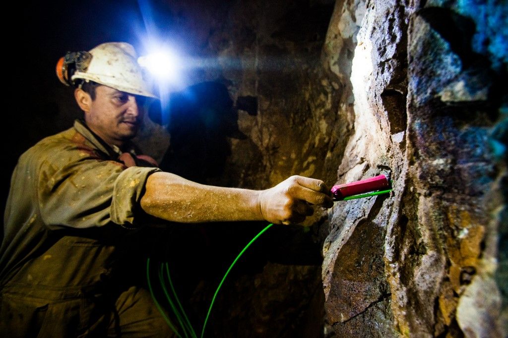 réz fém bányászat kitermelés legngayobb chile A miner works at the Kiara copper mine, 136 km south of Antofagasta, Chile, after work, on June 22, 2021. The increase in the price of copper, that overpassed 10, 000 dollars the ton, boosted by the demand from China and the "green" post-pandemic reactivation plan, gave rise to Chilean small mining, while large companies operate at full speed. (Photo by GLENN ARCOS / AFP)