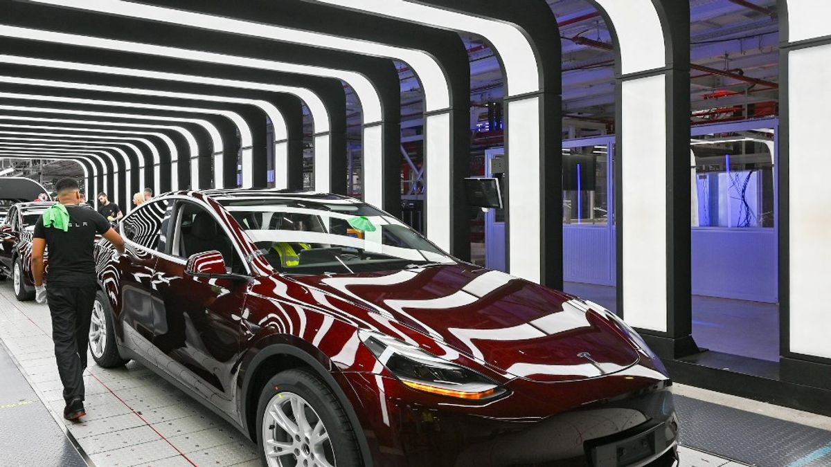 Y-fordulót tesz a Tesla: feltalálja a 6 üléses autót