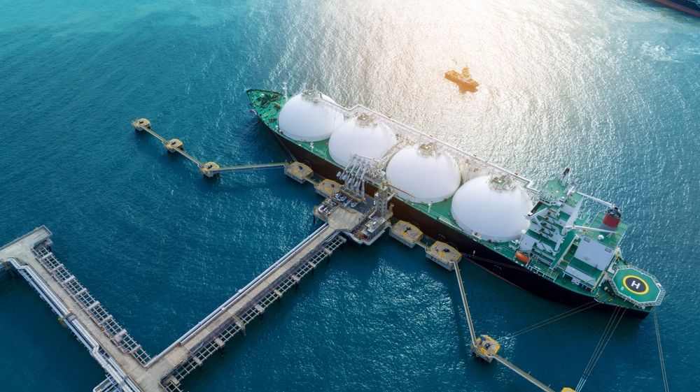 Lng,(liquified,Natural,Gas),Tanker,Anchored,In,Gas,Terminal,Gas