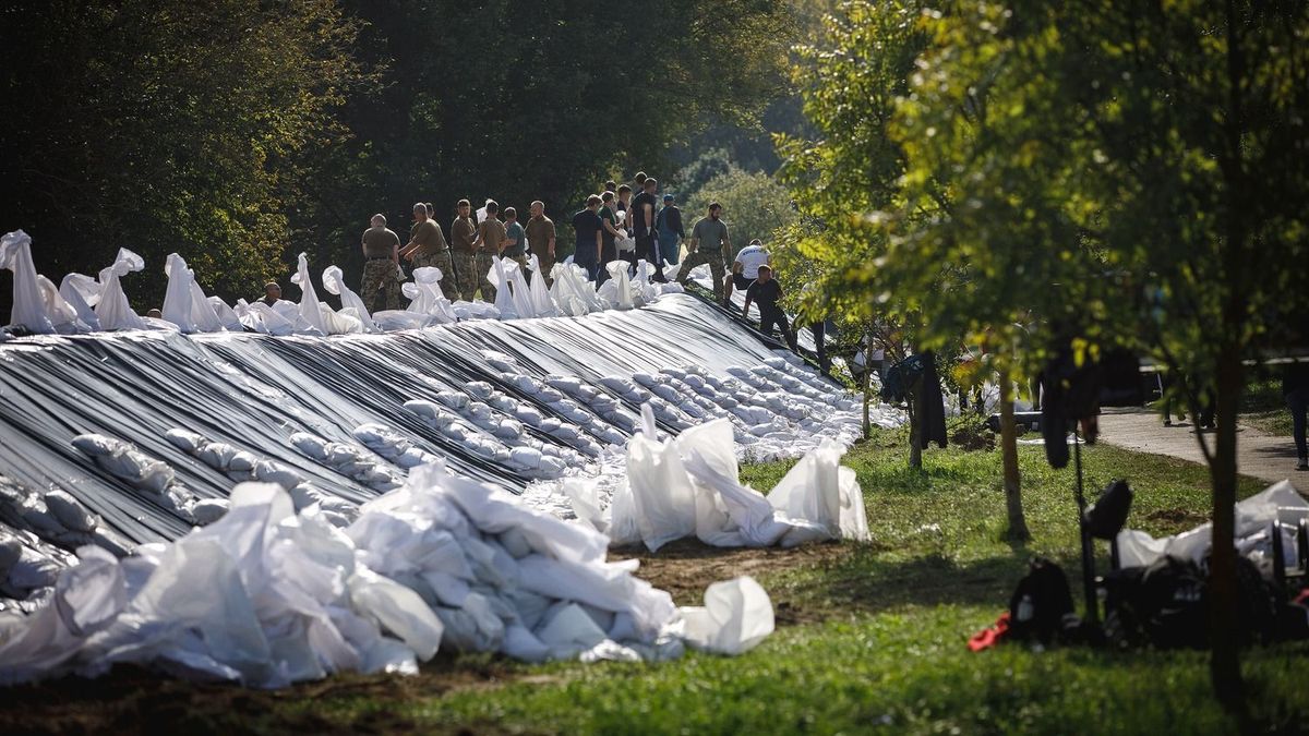 Katasztrófaturisták nehezítik az árvízi védekezést - közel a tetőzéshez a Duna Nagybajcsnál 