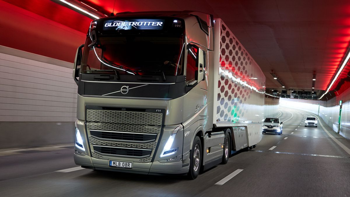 A Volvo bivalyerős elektromos kamionnal dob kesztyűt a Teslának