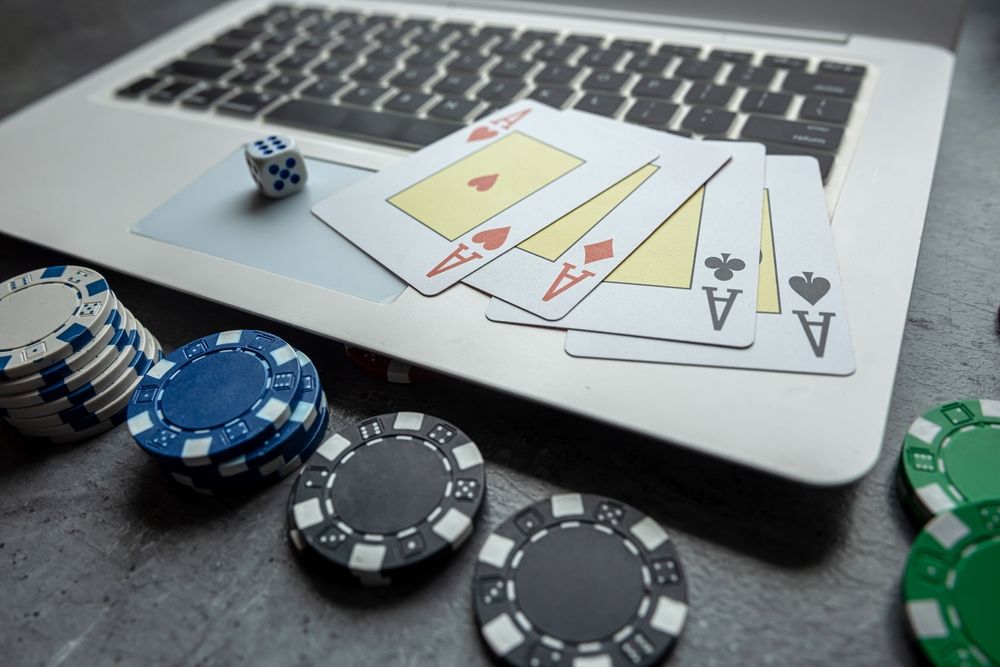 Online,Game,Concept,Poker,Playing,Cards,And,Chips,With,Laptop.7
szerencsejáték