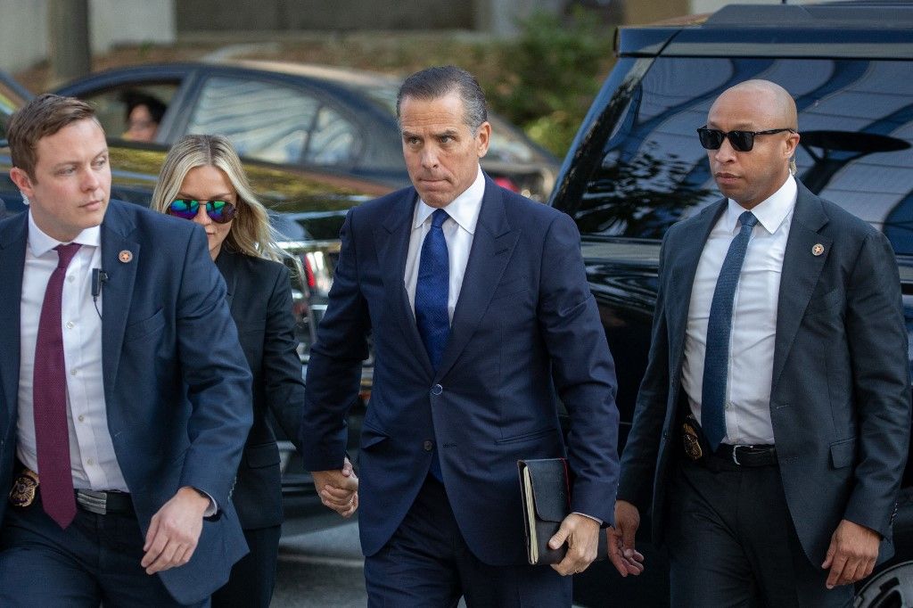 Hunter Biden (C), son of US President Joe Biden, and his wife Melissa Cohen, arrive at court for his trail on tax evasion in Los Angeles, California, on September 5, 2024. Hunter Biden offered to plead guilty in his tax evasion trial on Thursday, as jury selection was about to get under way in a case that has been an embarrassment and a distraction for the US president. Hunter Biden is accused of failing to pay $1.4 million in taxes over the past decade, splurging the money instead on luxury living, sex workers and a drug habit. (Photo by RINGO CHIU / AFP)