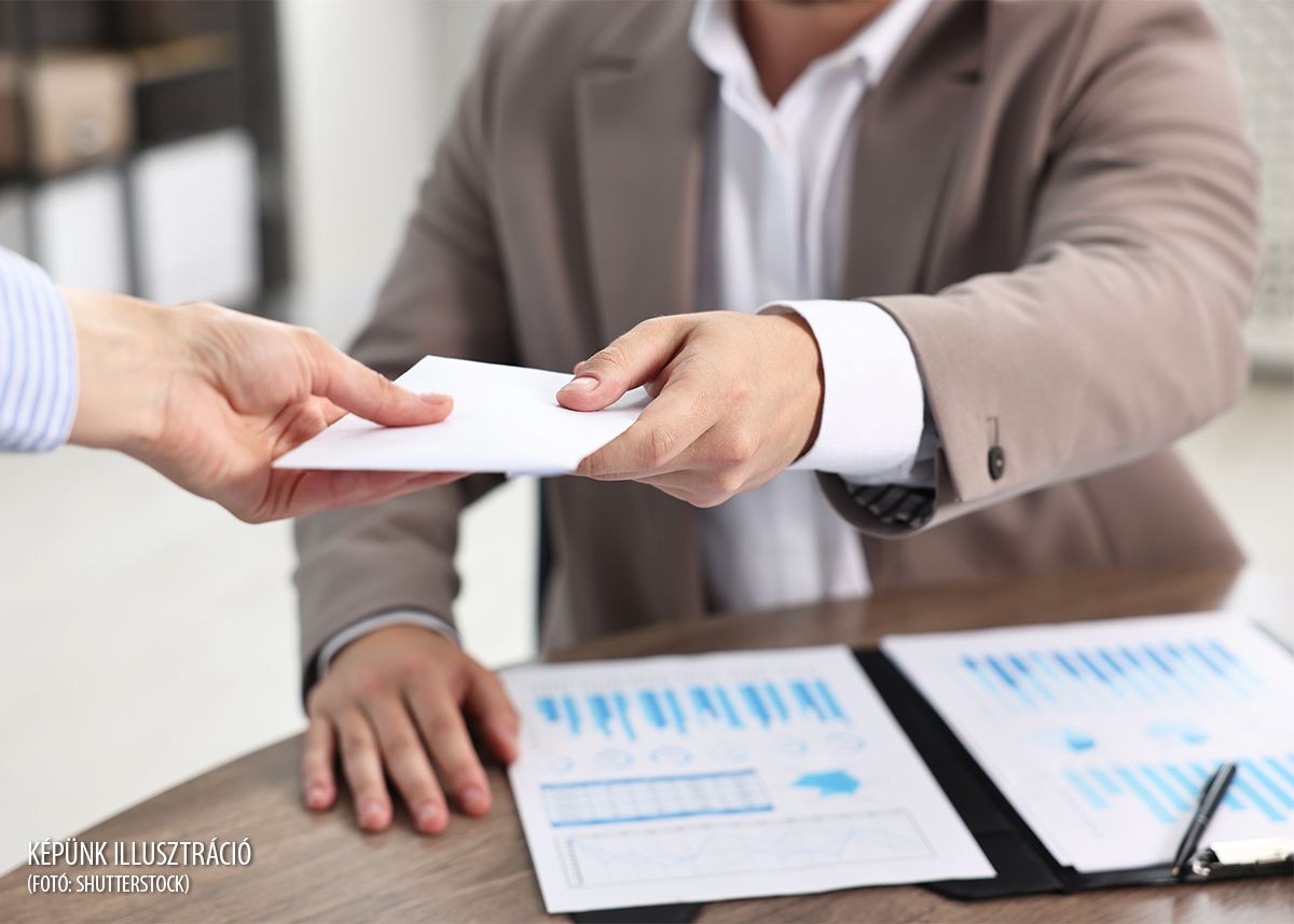 Boss,Giving,Salary,In,Paper,Envelope,To,Employee,Indoors,,Closeup
Puebla utalvány NAV