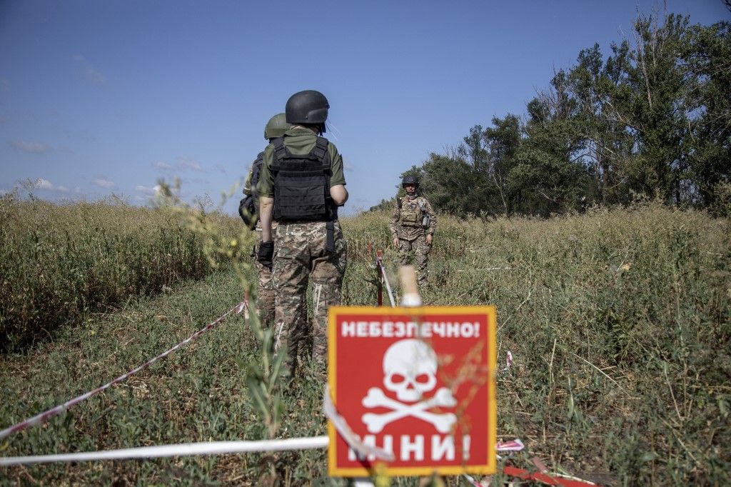 KHARKIV OBLAST, UKRAINE - JULY 31: Svetlana Mikhailichenko, and Tatyana Levytska, belonging to the demining unit of Police Department of Kharkiv, work along with Deputy Officer Dimitry, demining a field nearby Chkalovske town in Kharkiv Oblast, Ukraine on July 31, 2024. Narciso Contreras / Anadolu (Photo by Narciso Contreras / ANADOLU / Anadolu via AFP)
orosz-ukrán háború, aknamentesítés, akna, Ukrajna, Kijev