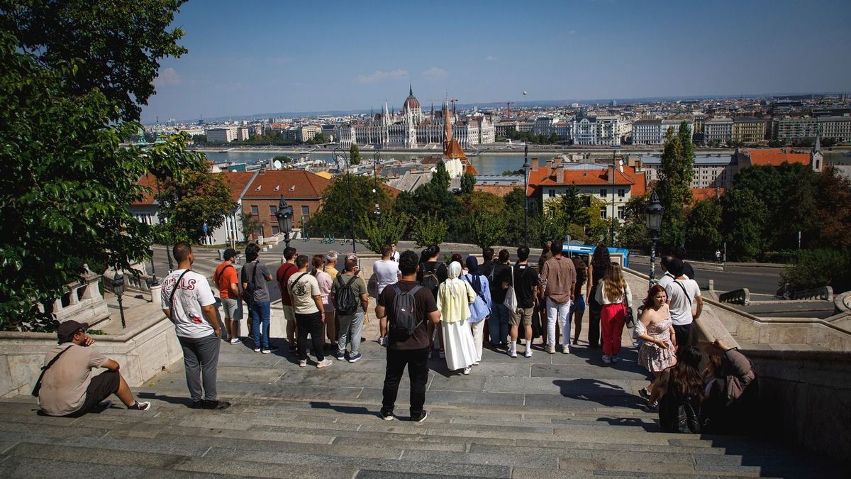 
20240904 Budapest 
Budai Vár
turizmus, turista
Halászbástya 

Fotó: Vémi Zoltán  VZ 
Világgazdaság  VG 

A képen: Parlament 
Országház