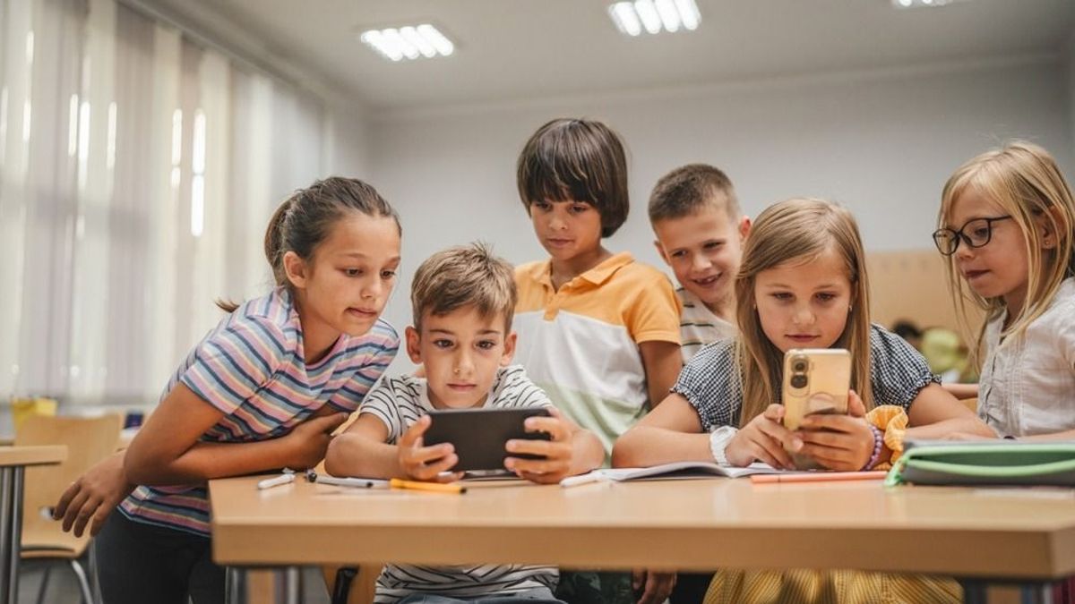 Kiderült, kinek kell felelősséget vállalnia azért, ha az iskolában tönkremegy az elvett okoseszköz