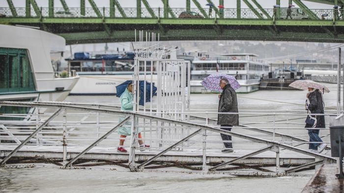 Az árhullám lényegi része még el se érte hazánkat. Kemény napok jönnek, a vízügy is lázasan készül az árvíz elleni védekezésre.