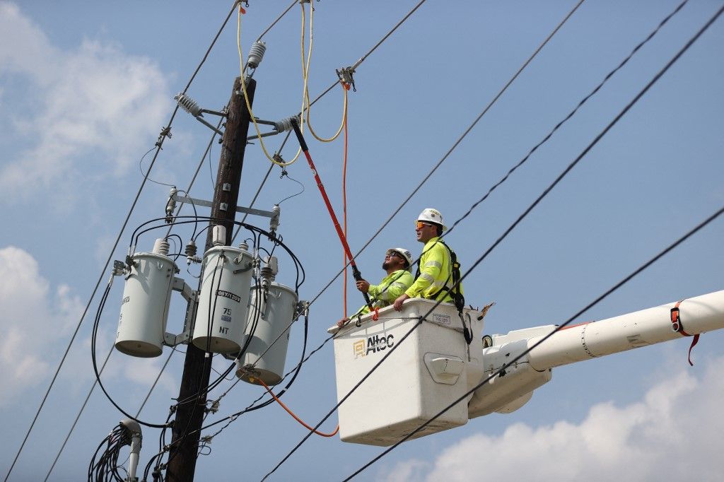 Electrical crews are working on power lines in the Spring Branch neighborhood of Houston, Texas. (Photo by Reginald Mathalone/NurPhoto) (Photo by Reginald Mathalone / NurPhoto / NurPhoto via AFP) kiberbűnözők