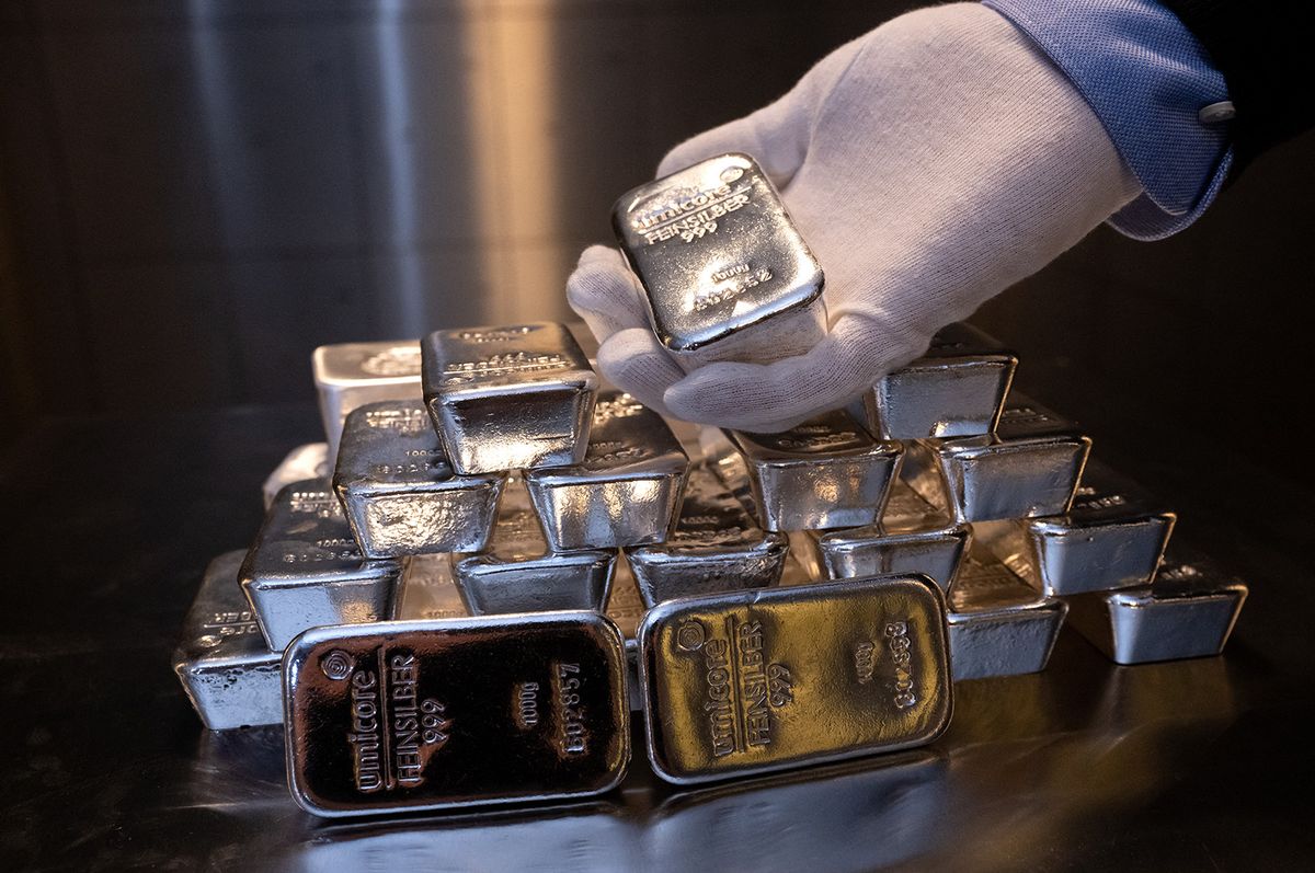 ezüst  16 March 2023, Bavaria, Munich: Silver bars of different sizes lie in a safe on a table at the precious metals dealer Pro Aurum. Photo: Sven Hoppe/dpa (Photo by SVEN HOPPE / DPA / dpa Picture-Alliance via AFP)