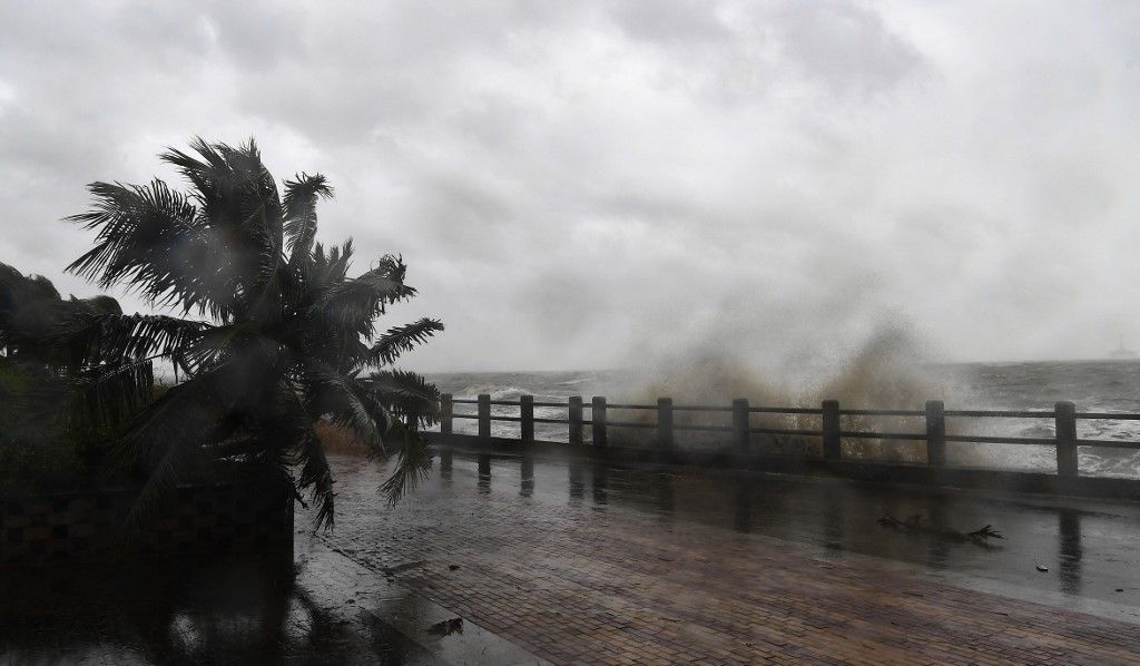 (240906) -- HAIKOU, Sept. 6, 2024 (Xinhua) -- Huge waves lash the shore before the landfall of super typhoon Yagi in Haikou, south China's Hainan Province, Sept. 6, 2024.
  Super Typhoon Yagi, the 11th typhoon of this year, made landfall in south China's Hainan Province on Friday afternoon, according to the province's emergency management headquarters.
  The typhoon has brought heavy rainfall across most of the island, with severe rainstorms in certain townships and villages. The northern part of Hainan has experienced strong winds ranging from level 13 to 16, while some cities and counties have faced power outages. (Xinhua/Yang Guanyu) (Photo by Yang Guanyu / XINHUA / Xinhua via AFP)
Kína, Yagi, szupertájfun