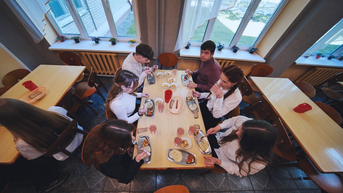 Children eating in the school cafeteria., Több tucat gyermek kapott ételmérgezést Romániában