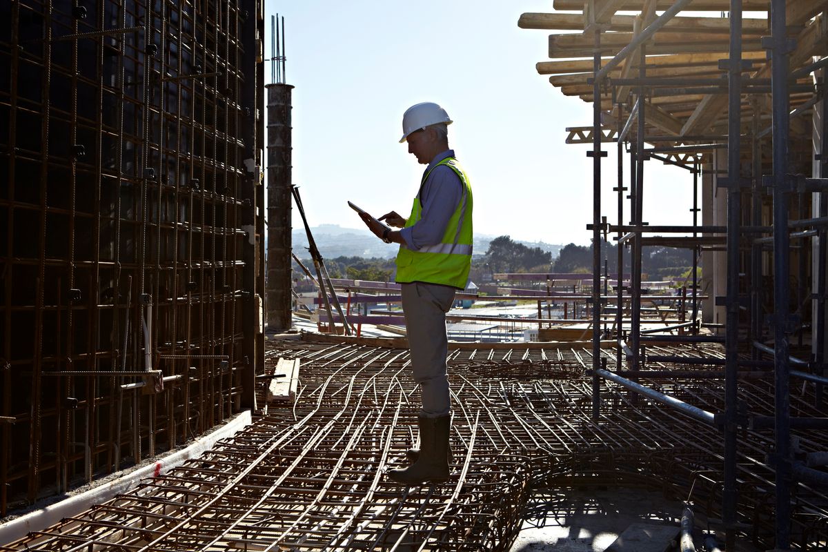 Architect using tablet computer, beruházás