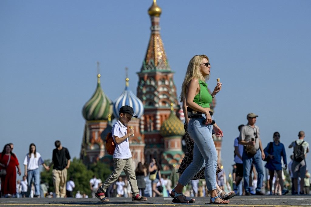 MOSCOW, RUSSIA - JULY 07:Some citizens take walks around the historic Red Square and its surroundings during the weekend holidays in Moscow, the capital of Russia on July 7, 2024. Sefa Karacan / Anadolu (Photo by SEFA KARACAN / ANADOLU / Anadolu via AFP)