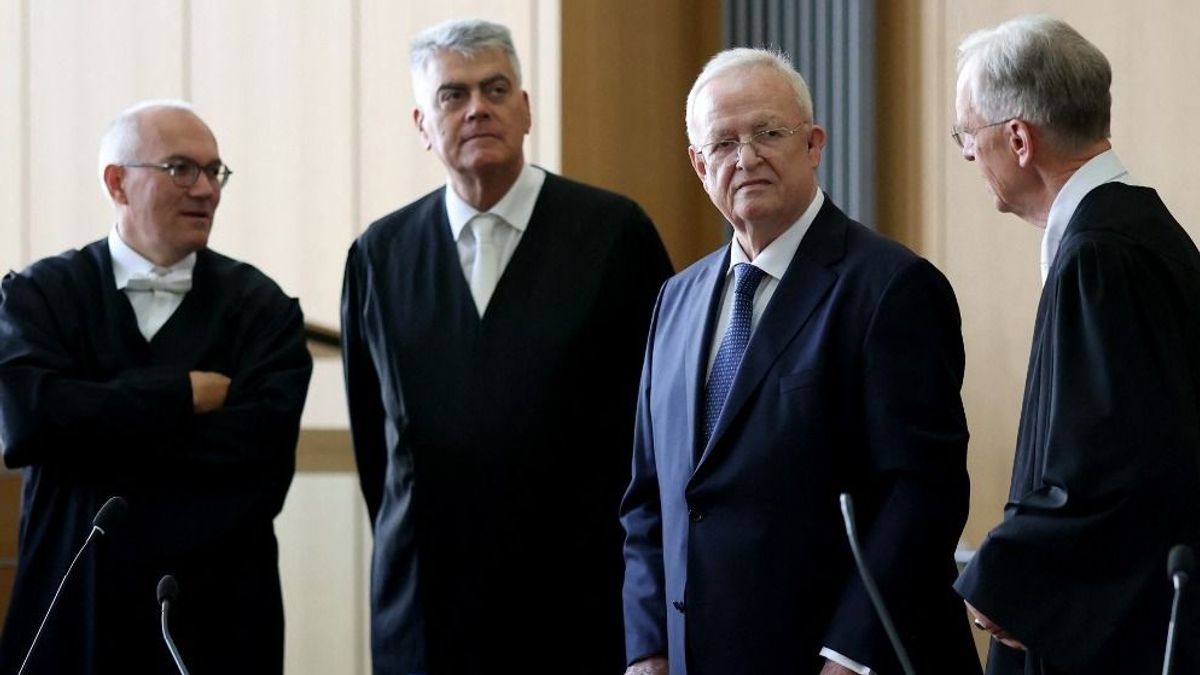 Tagadja a vádakat a dízelbotrány miatt bíróság elé citált volt Volkswagen-vezér