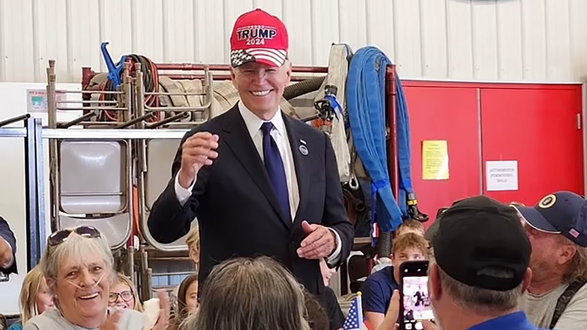 Trump-sapkát viselve viccelődött Joe Biden