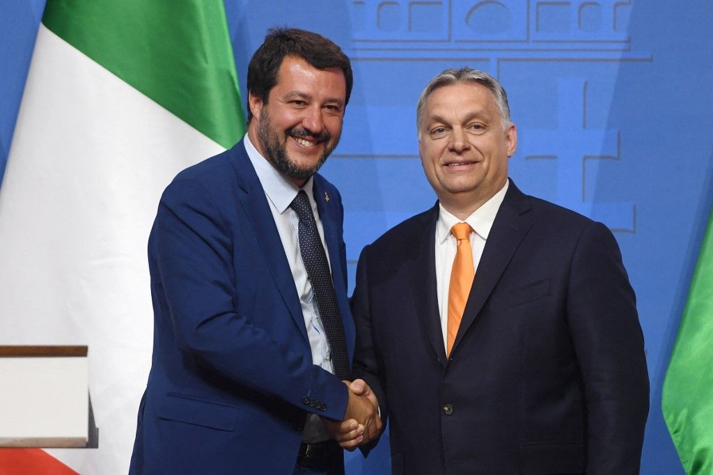 Italian Deputy Premier and Interior Minister Matteo Salvini (L)shakes hands with Hungarian Prime Minister Viktor Orban (R) in the Carmelite monastery of the prime minister's office in Budapest on May 2, 2019 during their press conference. Salvini is on a one-day official visit to Hungary. (Photo by ATTILA KISBENEDEK / AFP) migráns