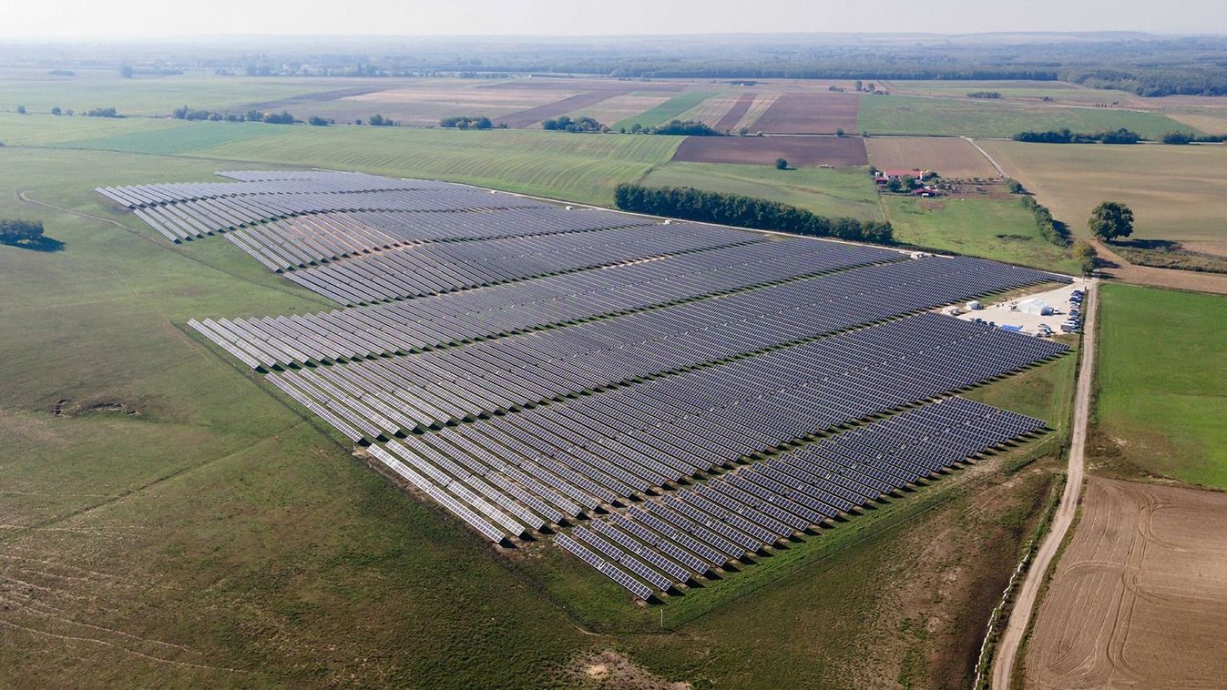 Paks, 2022. október 7.A Greenergy-csoport tízmillió eurós beruházással megépült, tíz megawatt teljesítményű naperőműve, a Paksi Solar Park az átadás napján, 2022. október 7-én.MTI/Vasvári Tamás