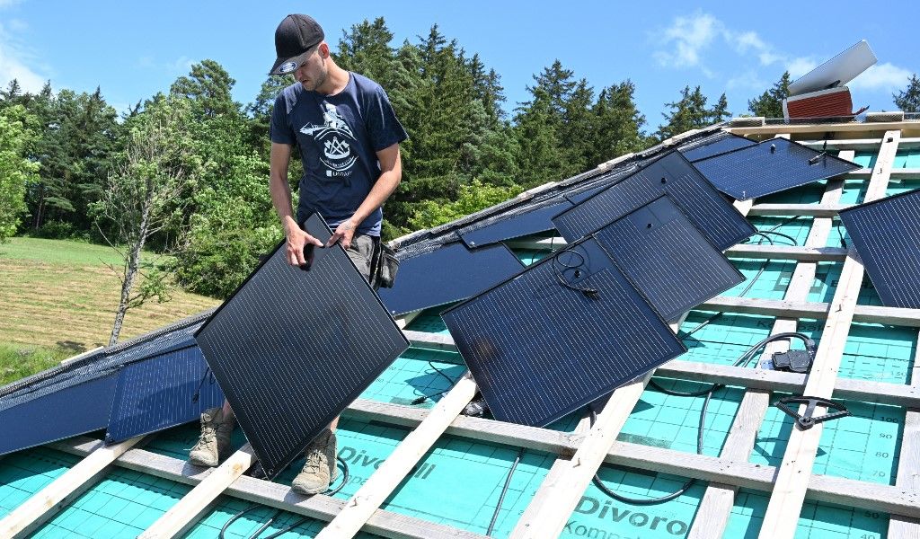 Installation of a photovoltaic roof
16 July 2024, Baden-Württemberg, Loßburg: Craftsmen work on a Sunstyle photovoltaic roof. The innovative PV system consists of photovoltaic modules in the form of roof panels. Photo: Bernd Weißbrod/dpa (Photo by BERND WEISSBROD / DPA / dpa Picture-Alliance via AFP)