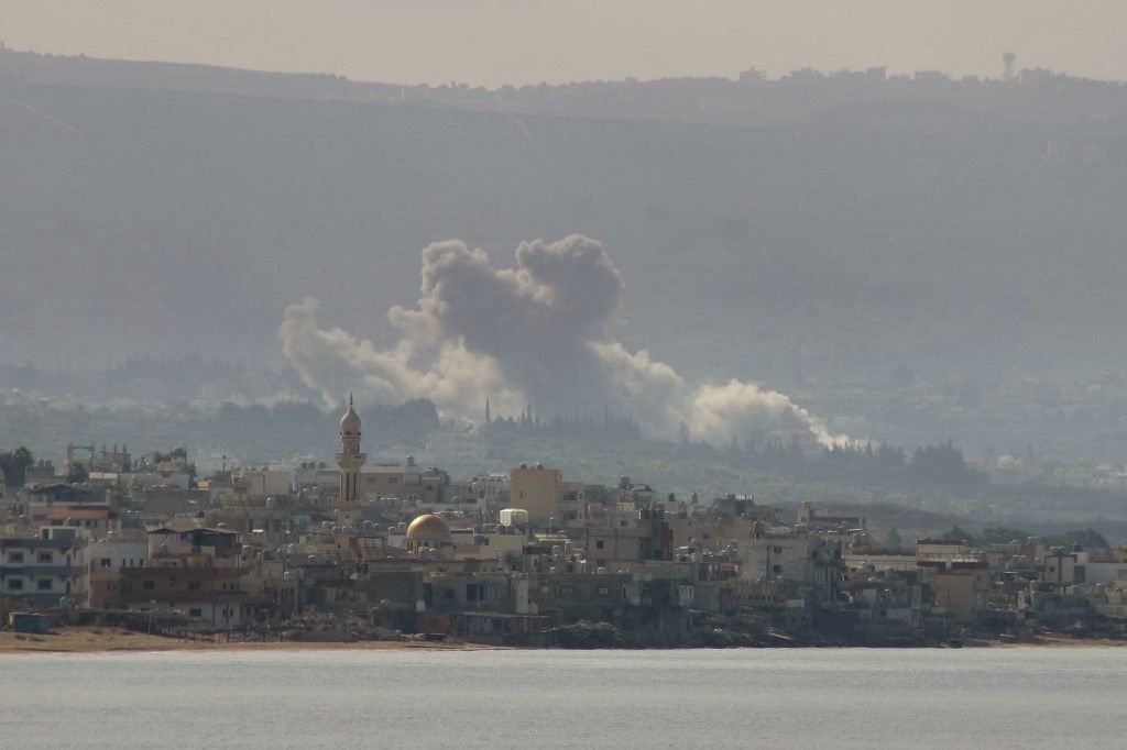 This picture taken from the southern Lebanese city of Tyre shows smoke billowing after an Israeli airstrike that targeted the southern Lebanese village of Qlaileh, on October 14, 2024, amid the ongoing war between Israel and Hezbollah. (Photo by Kawnat HAJU / AFP) netanjahu