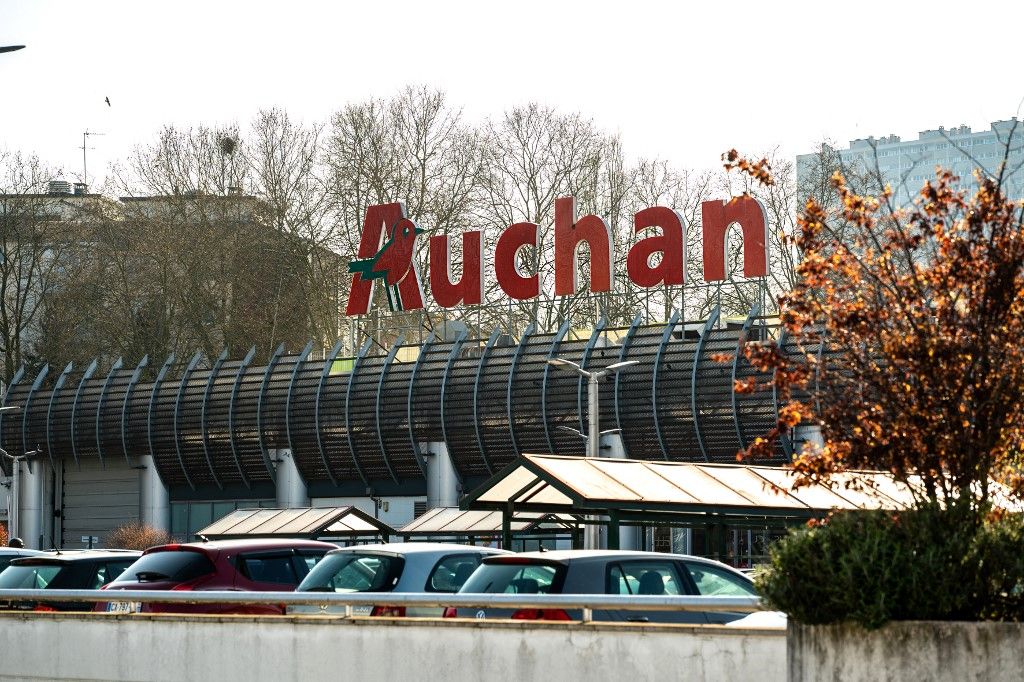 FRANCE – AUCHAN SIGN ILLUSTRATION - ILE DE FRANCE