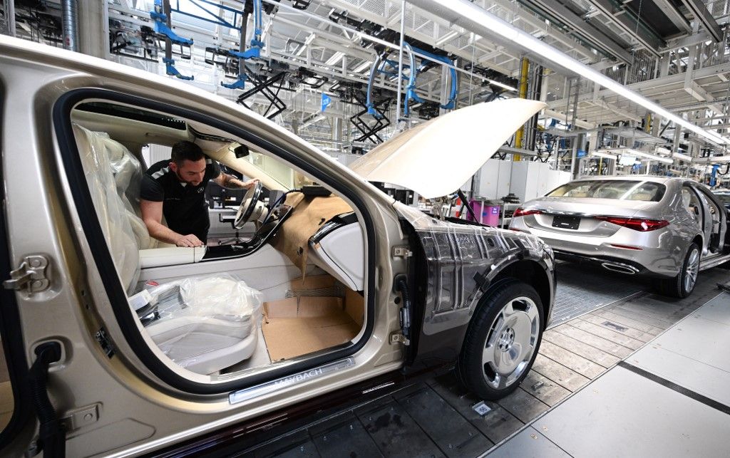 A német gazdaság, a német ipar, kiemelten a német autóipar teljesítménye a magyar gazdaság számára is kulcsfontosságú Mercedes-Benz Group AG Production
PRODUCTION - 13 February 2023, Baden-Württemberg, Sindelfingen: Employees of the Stuttgart-based car manufacturer Mercedes-Benz work on the production line for luxury and luxury-class vehicles in Factory 56 at the Merecdes-Benz plant in Sindelfingen. In addition to the EQS, all variants of the Mercedes-Benz S-Class and the Mercedes-Maybach S-Class come off the production line at Factory 56. The company will present its 2022 business figures on Friday. Photo: Bernd Weißbrod/dpa (Photo by BERND WEISSBROD / DPA / dpa Picture-Alliance via AFP)