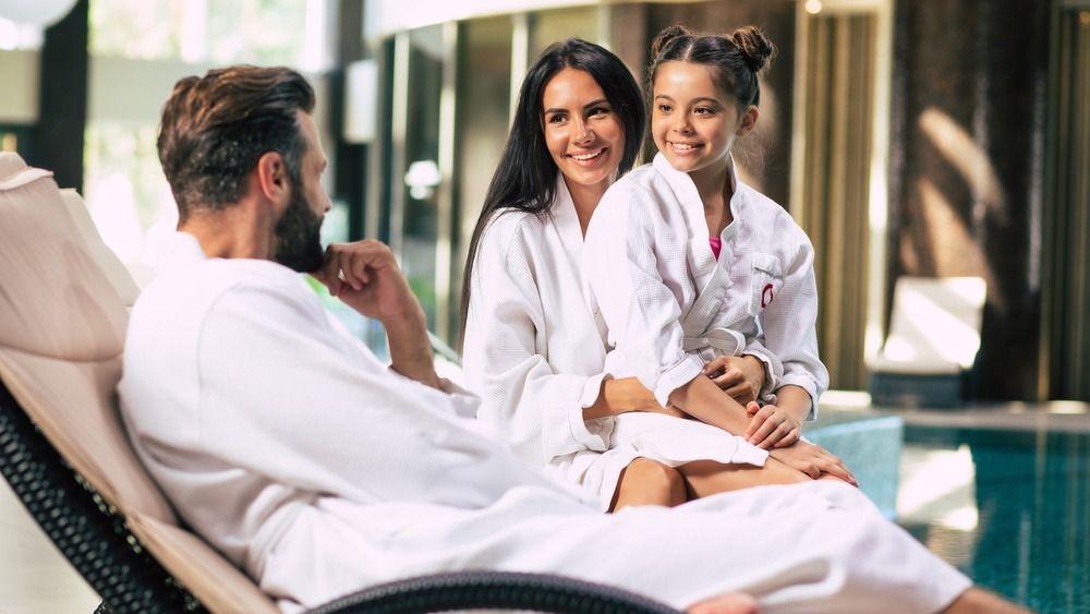 Happy,Beautiful,Family,In,Bathrobes,Are,Joyful,Together,While,Sitting