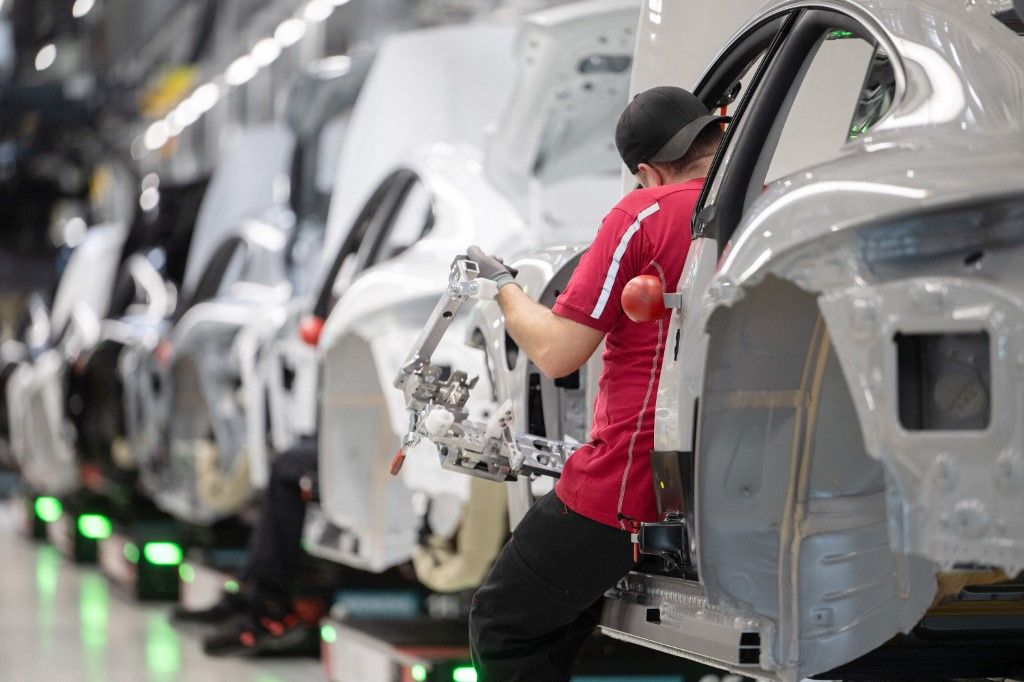 Porsche AG - Taycan production
08 March 2024, Baden-Württemberg, Stuttgart: A Porsche AG employee assembles an all-electric Porsche Taycan at the main plant in Zuffenhausen. Photo: Marijan Murat/dpa (Photo by MARIJAN MURAT / DPA / dpa Picture-Alliance via AFP)
Európai Unió termelői árak