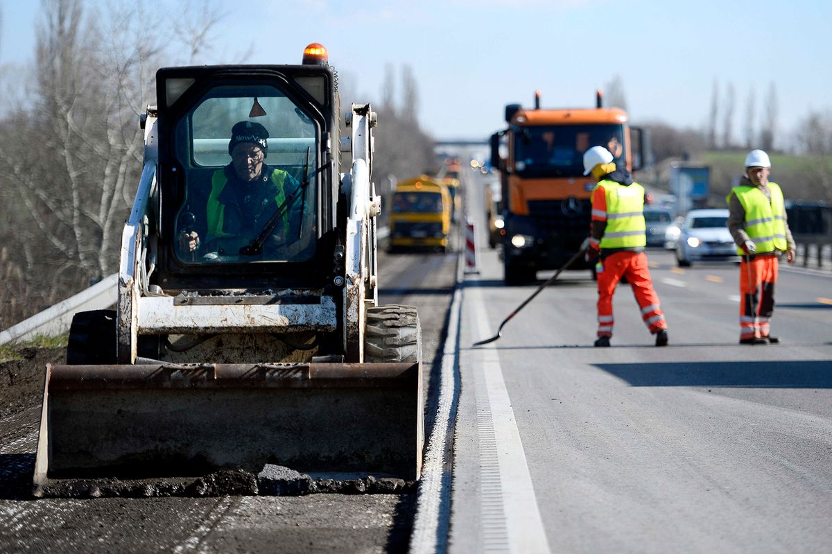 Zsámbék, 2020. március 5.Munkagép dolgozik a leállósáv felújítási munkálatai során az M1-es autópálya Zsámbék és Bicske közötti szakaszán 2020. március 5-én. Ezen a napon sajtótájékoztatót tartottak a 2020-ban megvalósuló országos útfelújítási projektekről.MTI/Kovács Tamás