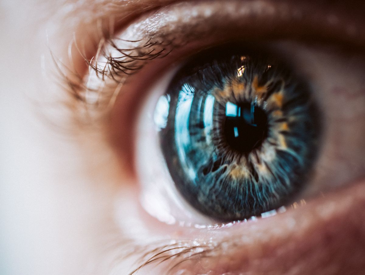 Extreme closeup of an enlarged human eye with beautiful colors
szem
lézeres
látásjavító
műtét
látás