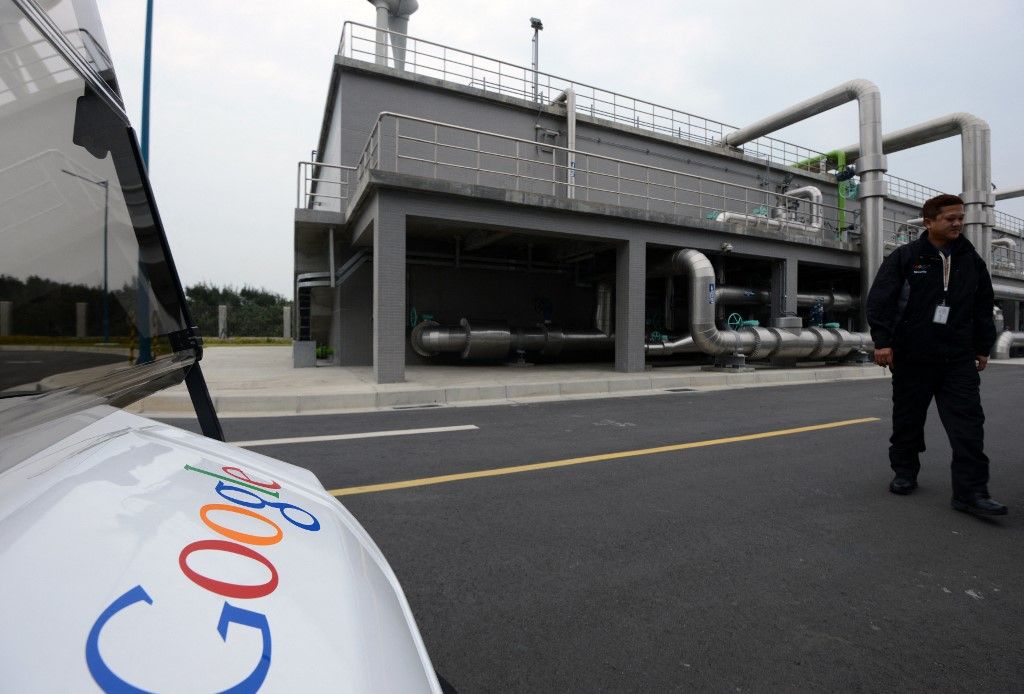 A security staff patrols the Google data center in Changhua, central Taiwan, on December 11, 2013.  US search engine giant Google announced that it has decided to double its investment in Taiwan to $600 million while opening its first data centre in Asia cashing in on the robust demands.  AFP PHOTO / Sam Yeh (Photo by Sam YEH / AFP) Vízkatasztrófa