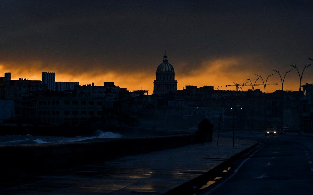 View of the city at dawn during the fourth day of a massive power outage in Havana on October 21, 2024. Electricity has been restored to half of Havana, the Cuban capital's power company reported Monday, four days after the start of a nationwide power blackout that the authorities have struggled to fix. (Photo by YAMIL LAGE / AFP) áramszünet