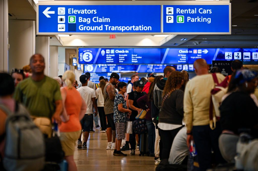 Major IT Outage Grounds Flights And Impacts Businesses Globally
ORLANDO, FLORIDA - JULY 19: Passengers wait on long queues at check-in counters due to the global communications outage caused by CrowdStrike at Orlando International Airport on July 19, 2024, in Orlando, Florida. Businesses and airlines worldwide continue to be affected by a global technology outage attributed to a software update administered by CrowdStrike, a cybersecurity firm whose software is used by various industries around the world.  (Photo by Miguel J. Rodriguez Carrillo/Getty Images) Milton hurrikán