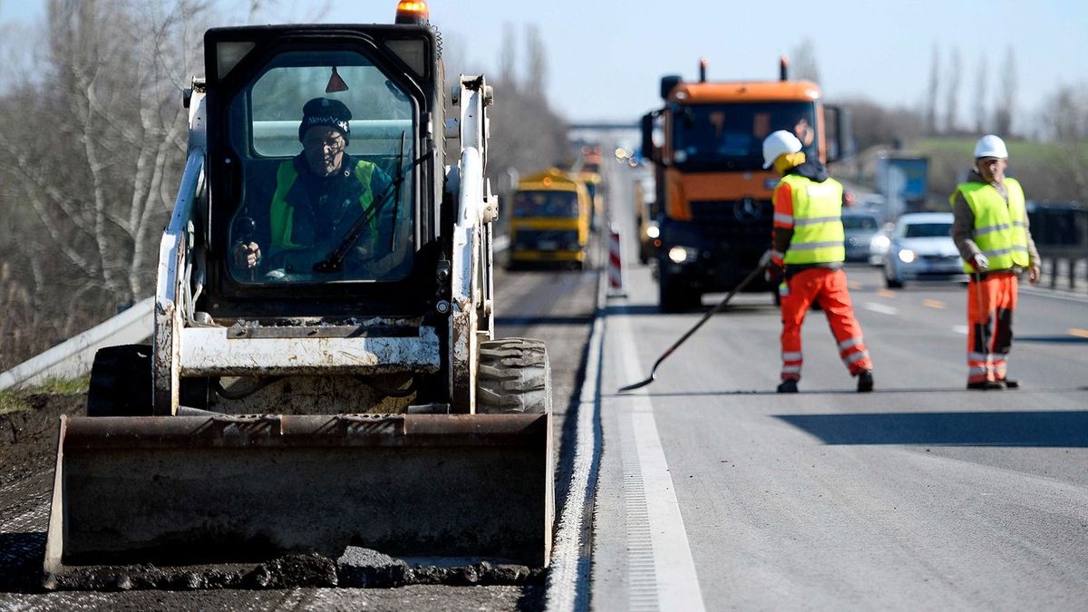 Munkagép dolgozik a leállósáv felújítási munkálatai során az M1-es autópálya Zsámbék és Bicske közötti szakaszán 2020. március 5-én.
Magyar Közút
útfelújítás, téli üzem, burkolatjavítás, burkolatfelújítás