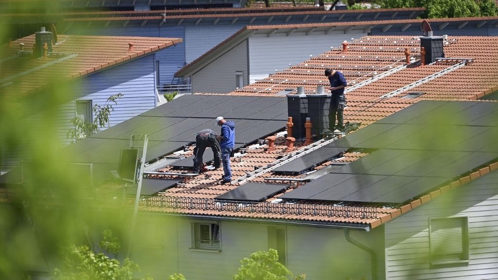 
Detached house with photovoltaic system: workers installing solar panels on a house roof. Solar cells, solar modules, house, solar power, solar energy ? (Photo by Frank Hoermann / SVEN SIMON / SVEN SIMON / dpa Picture-Alliance via AFP)