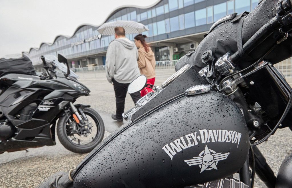 Harley-Davidson, motorkerékpár, Closing of the Hamburg Harley Days30 June 2024, Hamburg: Visitors walk past motorcycles with umbrellas during the Hamburg Harley Days at the wholesale market. Photo: Georg Wendt/dpa (Photo by Georg Wendt / DPA / dpa Picture-Alliance via AFP)