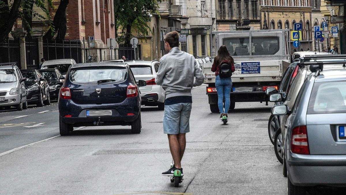 Budapest, 2021. szeptember 18.Kölcsönözhető elektromos rollerekkel közlekedő fiatalok a főváros VIII. kerületében, a Baross utcában.MTVA/Bizományosi: Róka László ***************************Kedves Felhasználó!Ez a fotó nem a Duna Médiaszolgáltató Zrt./MTI által készített és kiadott fényképfelvétel, így harmadik személy által támasztott bárminemű – különösen szerzői jogi, szomszédos jogi és személyiségi jogi – igényért a fotó szerzője/jogutódja közvetlenül maga áll helyt, az MTVA felelőssége e körben kizárt.