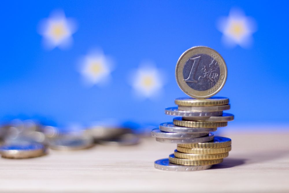 Stack,Of,Euro,Coins,On,A,Table,With,Flag,Of
eurózóna GDP