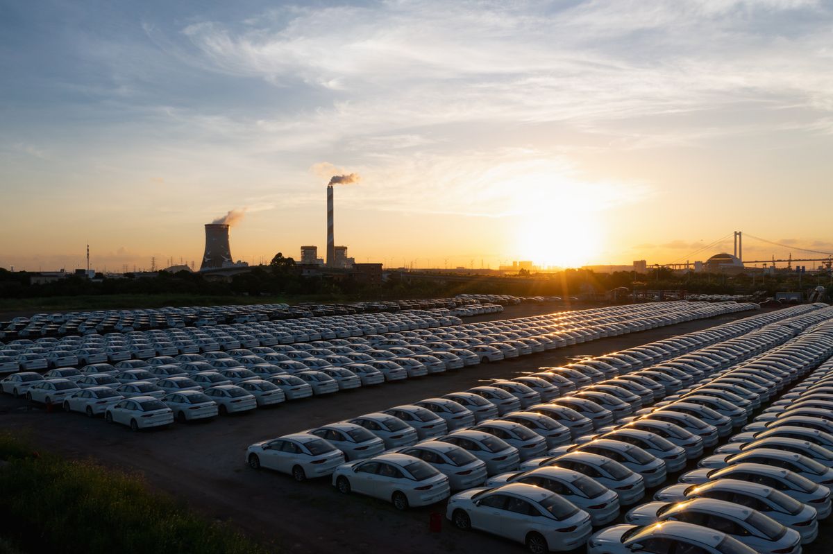 Tidy new cars in the parking lot at twilight
Magyarország nagyot szakíthat a kínai villanyautó-gyártókkal.