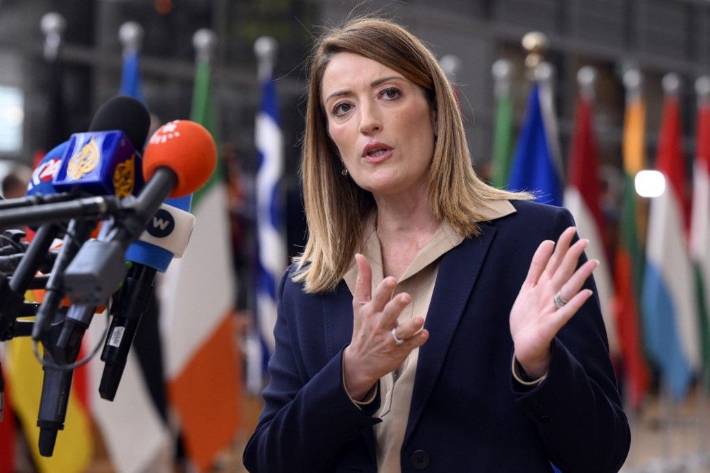 European Parliament President Roberta Metsola answers journalists' questions as she arrives to take part in a EU summit in Brussels, on October 17, 2024. (Photo by JOHN THYS / AFP) migráció