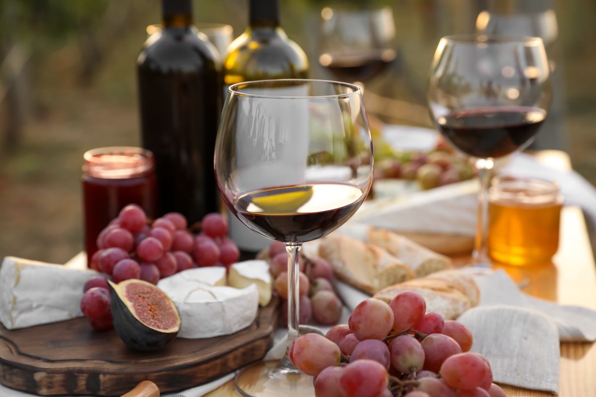 Red,Wine,And,Snacks,Served,For,Picnic,On,Wooden,Table