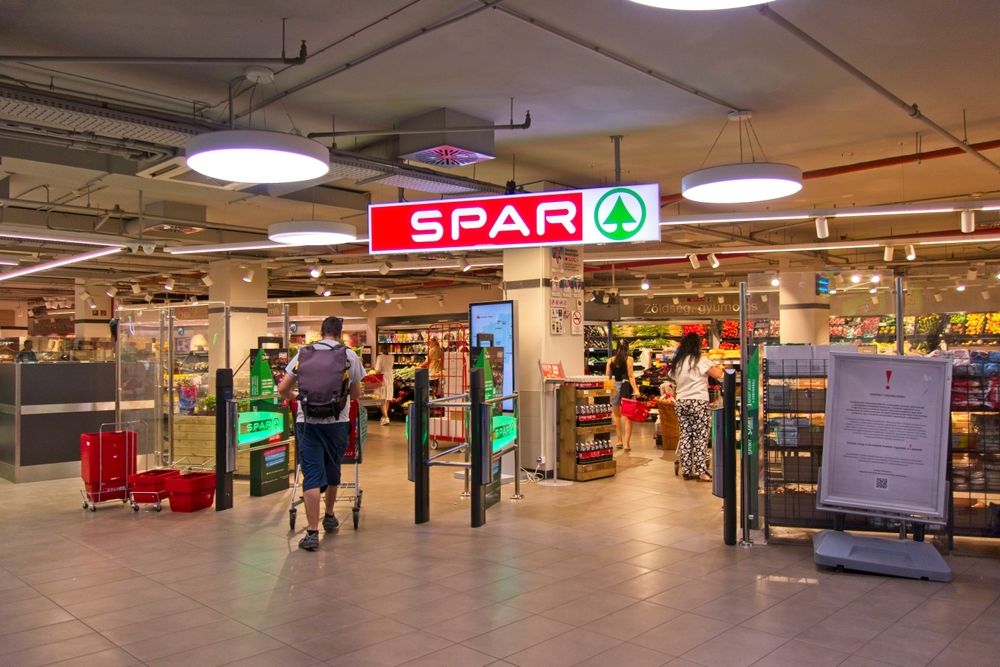 Budapest,,Hungary,-,July,15,,2024:,Spar,Supermarket,And,Logo, különadó