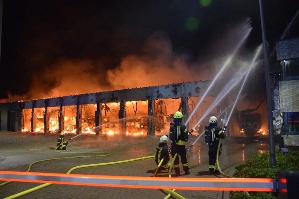 Major fire in vehicle hall
16 October 2024, Hesse, Stadtallendorf: Firefighters are on duty in front of a vehicle depot. On Wednesday morning, the vehicle depot of the Stadtallendorf fire station in the Marburg-Biedenkopf district was completely destroyed in a major fire. Photo: Michael Rinde/dpa (Photo by Michael Rinde / Michael Rinde / dpa Picture-Alliance via AFP) tűzoltóállomás