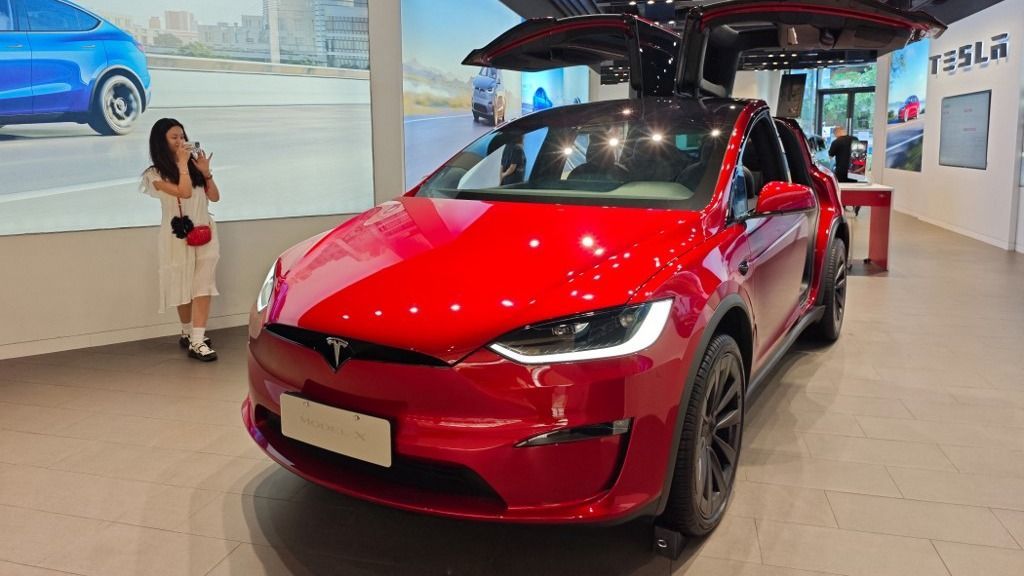 kínai tesla, gigafactory
TESLA Cuts Jobs at Shanghai Factory