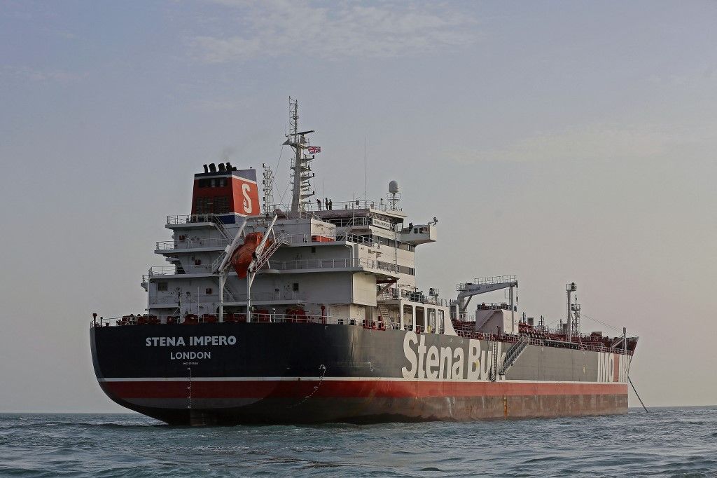 A picture taken on July 21, 2019, shows the British-flagged tanker Stena Impero anchored off the Iranian port city of Bandar Abbas. Iran warned Sunday that the fate of a UK-flagged tanker it seized in the Gulf depends on an investigation, as Britain said it was considering options in response to the standoff. Authorities impounded the Stena Impero with 23 crew members aboard off the port of Bandar Abbas after the Islamic Revolutionary Guard Corps seized it Friday in the highly sensitive Strait of Hormuz. (Photo by Hasan Shirvani / MIZAN NEWS AGENCY / AFP) olajár