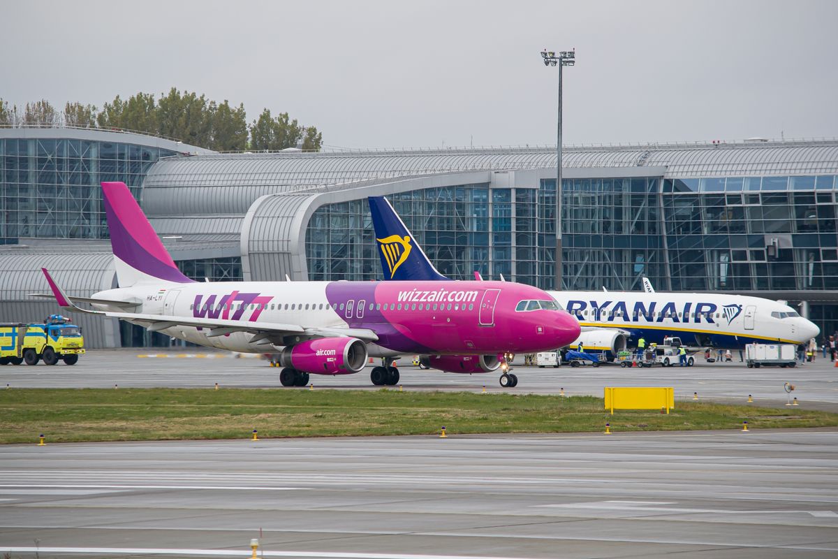 Wizz Air, ryanair, fapadosok, légitársaság, Lviv,,Ukraine,-,October,18th,,2021:,Wizzair,Airbus,A320,Taxiing