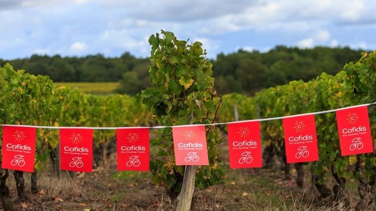 Noizay,,France,-,October,11,,2020:,Red,Paper,Cofidis,Promotionla