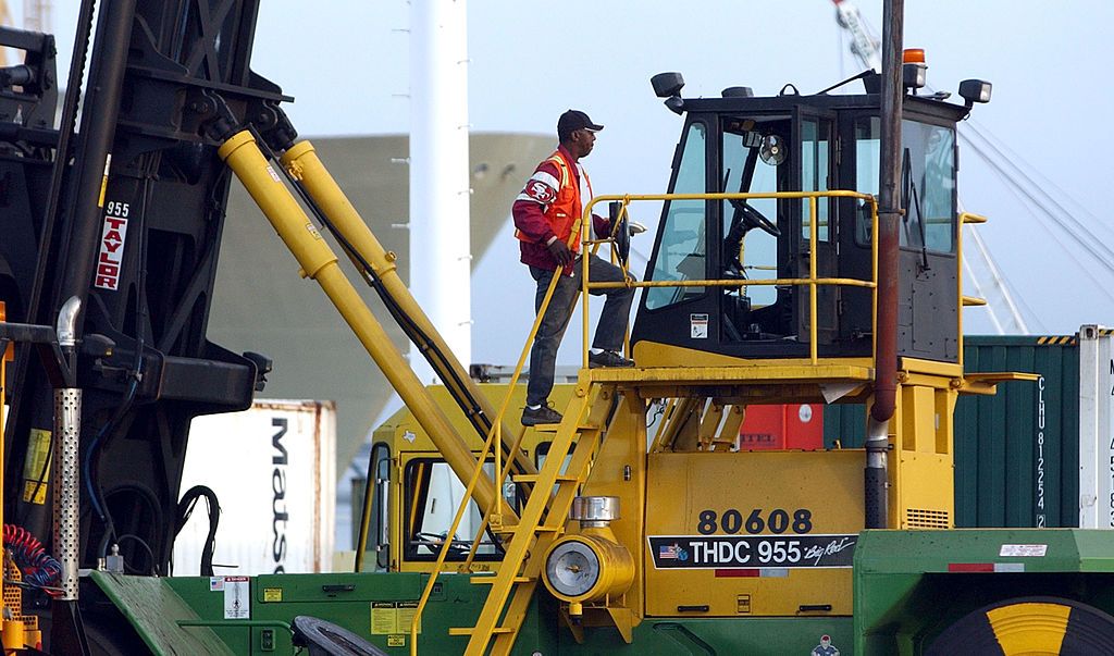 West Coast Ports Ordered To Reopen
OAKLAND, CA - OCTOBER 9:  A longshoreman climbs on a giant forklift at the Matson shipping terminal October 9, 2002 in Oakland, California. On October 8, 2002, a San Francisco judge ordered all West Coast ports to reopen after a ten-day lockout by the Pacific Maritime Association.  (Photo by Justin Sullivan/Getty Images) kikötői sztrák