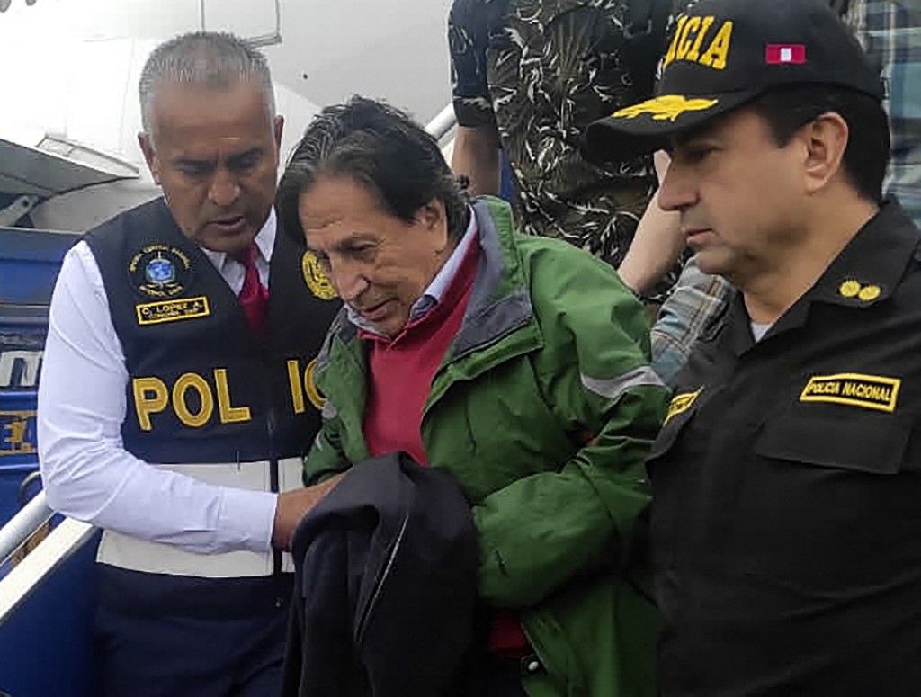 Handout picture distributed by the Peruvian National Police showing Peru’s former president Alejandro Toledo being escorted on arrival after being extradited from the United States, at the Jorge Chavez international airport in Callao, Lima, on April 23, 2023. Toledo arrived in Lima extradited by the United States to stand trial for corruption and money laundering in the context of the mega-scandal of bribes paid by the Brazilian construction company Odebrecht. (Photo by Handout / Peruvian National Police / AFP) / RESTRICTED TO EDITORIAL USE - MANDATORY CREDIT "AFP PHOTO / PERUVIAN NATIONAL POLICE " - NO MARKETING - NO ADVERTISING CAMPAIGNS - DISTRIBUTED AS A SERVICE TO CLIENTS, korrupció